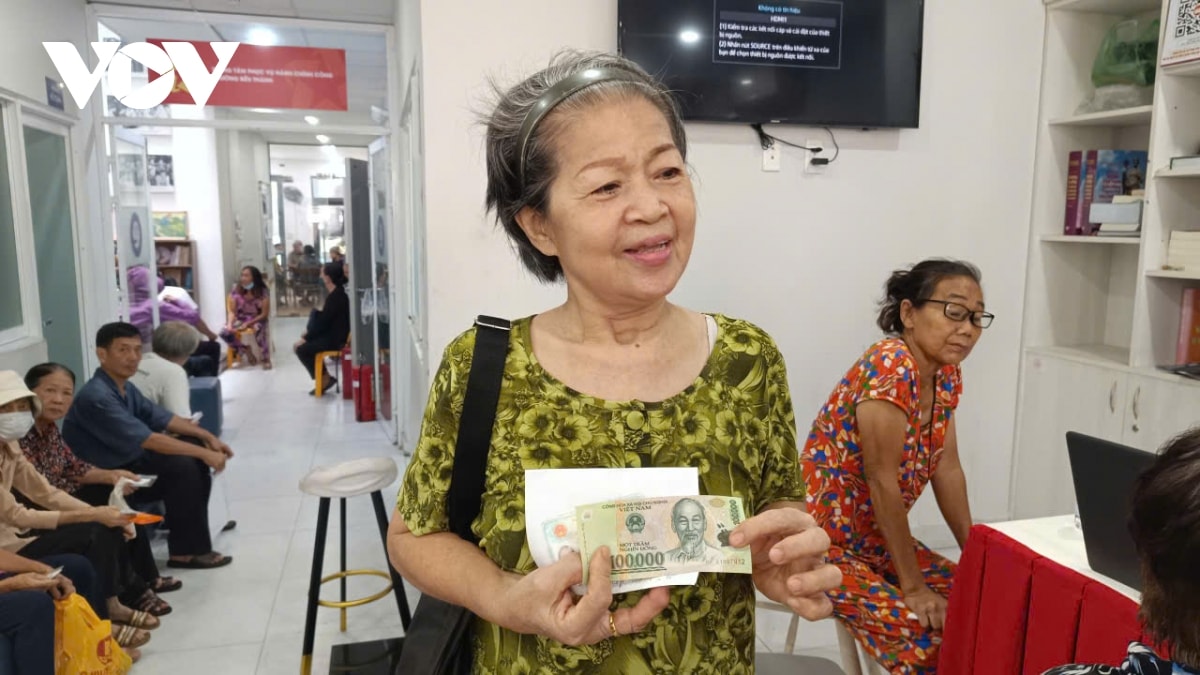 người dân Đông nam bộ phấn khởi nhận quà dịp quốc khánh hình ảnh 1 nguoi dan Dong nam bo phan khoi nhan qua dip quoc khanh hinh anh 1