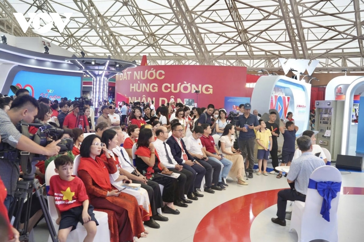 loa phóng thanh chứng nhân lịch sử thu hút công chúng tại triển lãm quốc gia hình ảnh 2 loa phong thanh chung nhan lich su thu hut cong chung tai trien lam quoc gia hinh anh 2