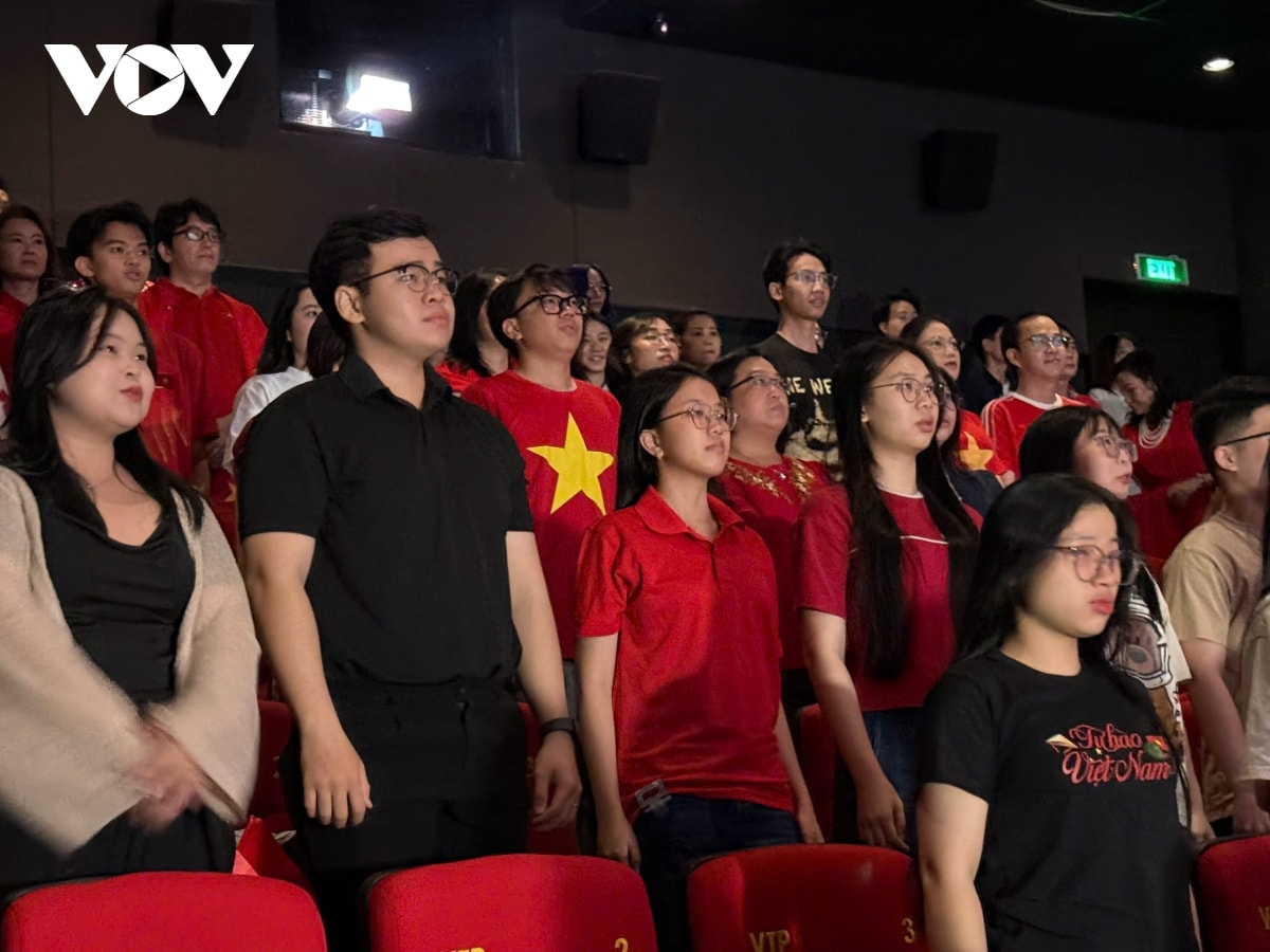 người dân tp.hcm vỡ òa cảm xúc khi xem trực tiếp diễu binh, diễu hành qua màn ảnh rộng hình ảnh 3 nguoi dan tp.hcm vo oa cam xuc khi xem truc tiep dieu binh, dieu hanh qua man anh rong hinh anh 3