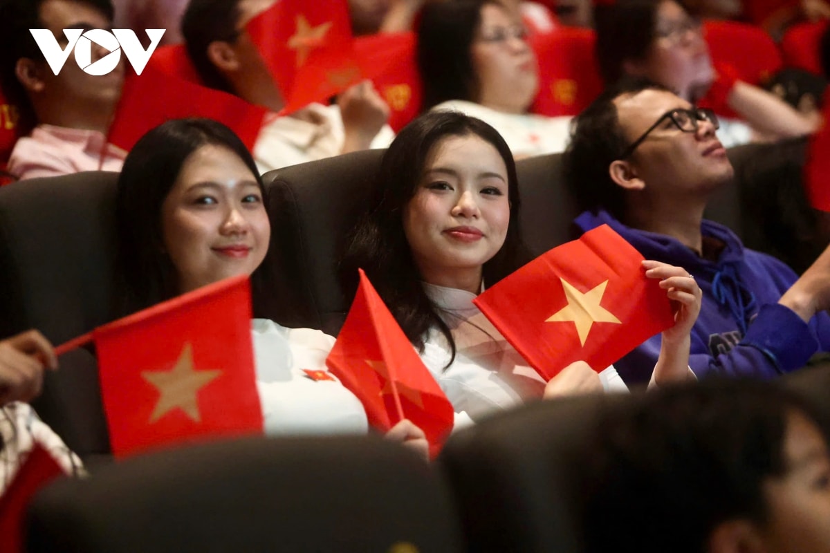 người dân tp.hcm vỡ òa cảm xúc khi xem trực tiếp diễu binh, diễu hành qua màn ảnh rộng hình ảnh 4 nguoi dan tp.hcm vo oa cam xuc khi xem truc tiep dieu binh, dieu hanh qua man anh rong hinh anh 4