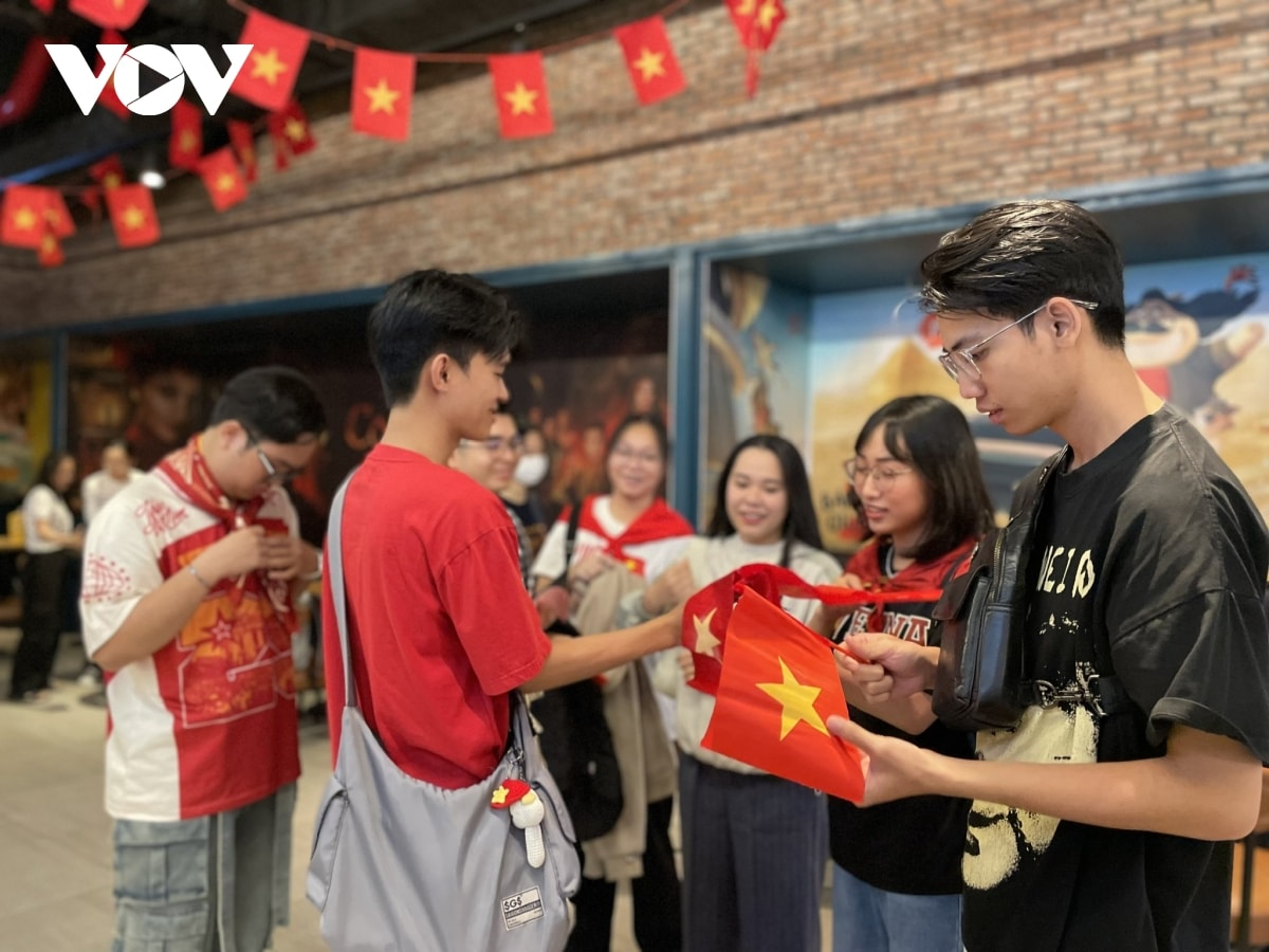 người dân tp.hcm vỡ òa cảm xúc khi xem trực tiếp diễu binh, diễu hành qua màn ảnh rộng hình ảnh 1 nguoi dan tp.hcm vo oa cam xuc khi xem truc tiep dieu binh, dieu hanh qua man anh rong hinh anh 1
