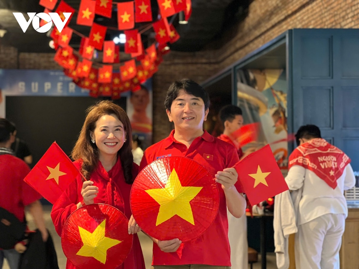 người dân tp.hcm vỡ òa cảm xúc khi xem trực tiếp diễu binh, diễu hành qua màn ảnh rộng hình ảnh 2 nguoi dan tp.hcm vo oa cam xuc khi xem truc tiep dieu binh, dieu hanh qua man anh rong hinh anh 2