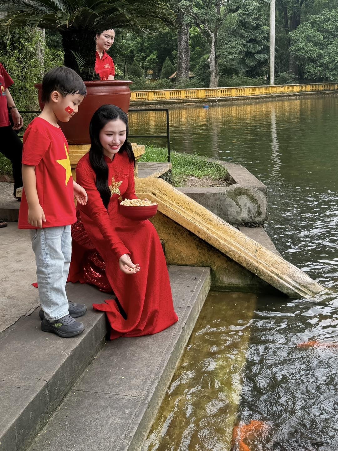 sao viet 3 9 hoa minzy va con trai tham quan khu di tich chu tich ho chi minh hinh anh 1