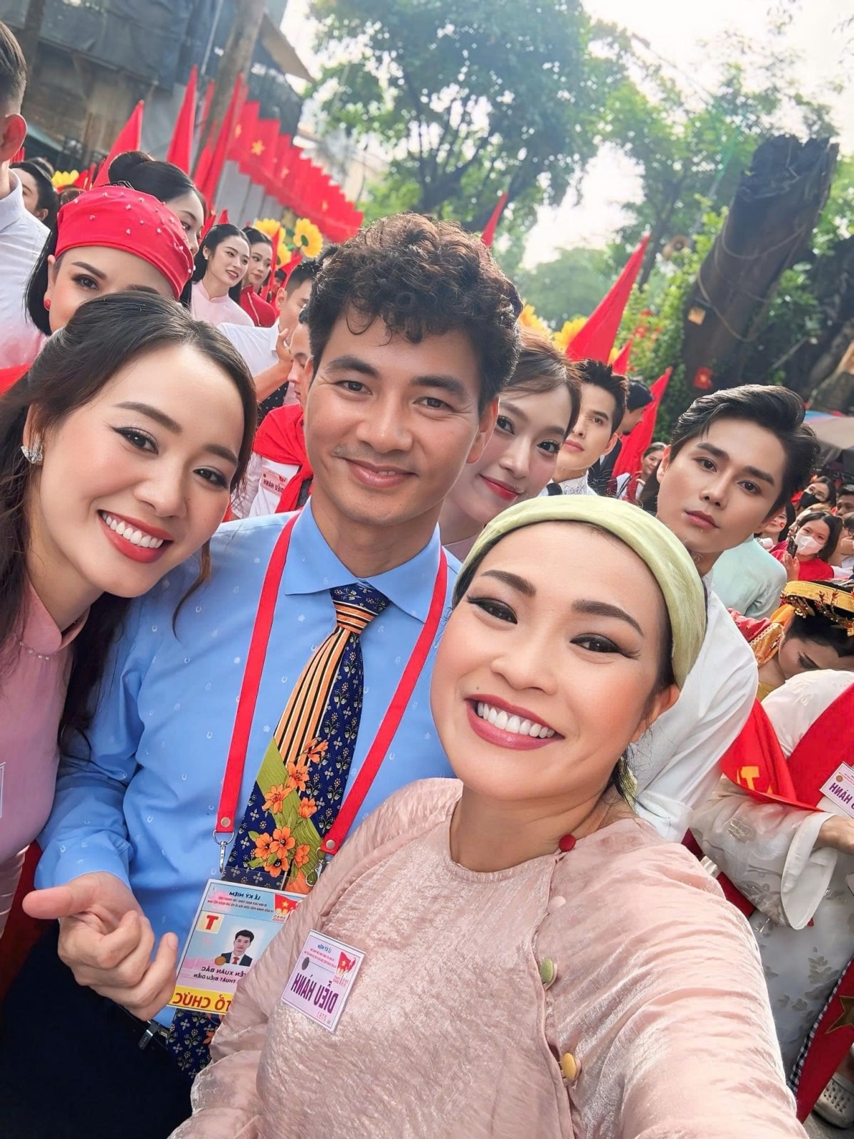 sao viet 3 9 hoa minzy va con trai tham quan khu di tich chu tich ho chi minh hinh anh 4