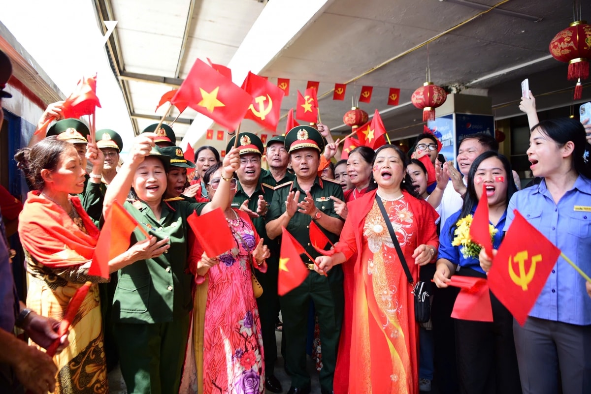 nguoi dan chia tay cac chien si thuc hien nhiem vu a80 len tau vao nam hinh anh 8