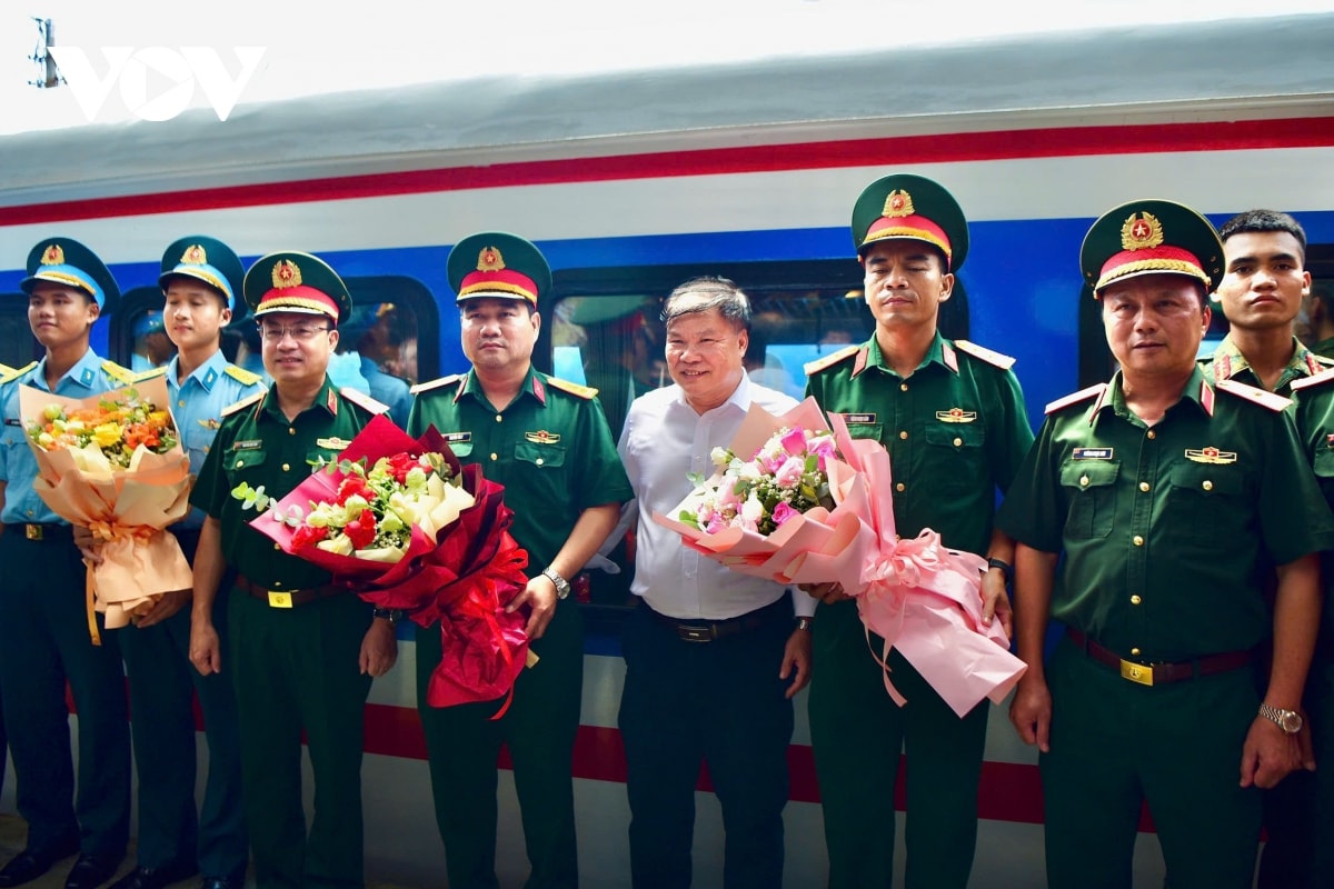 nguoi dan chia tay cac chien si thuc hien nhiem vu a80 len tau vao nam hinh anh 3