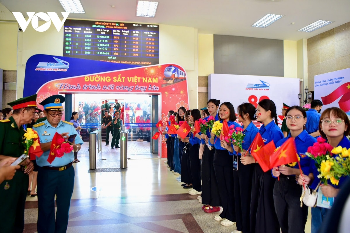 nguoi dan chia tay cac chien si thuc hien nhiem vu a80 len tau vao nam hinh anh 1