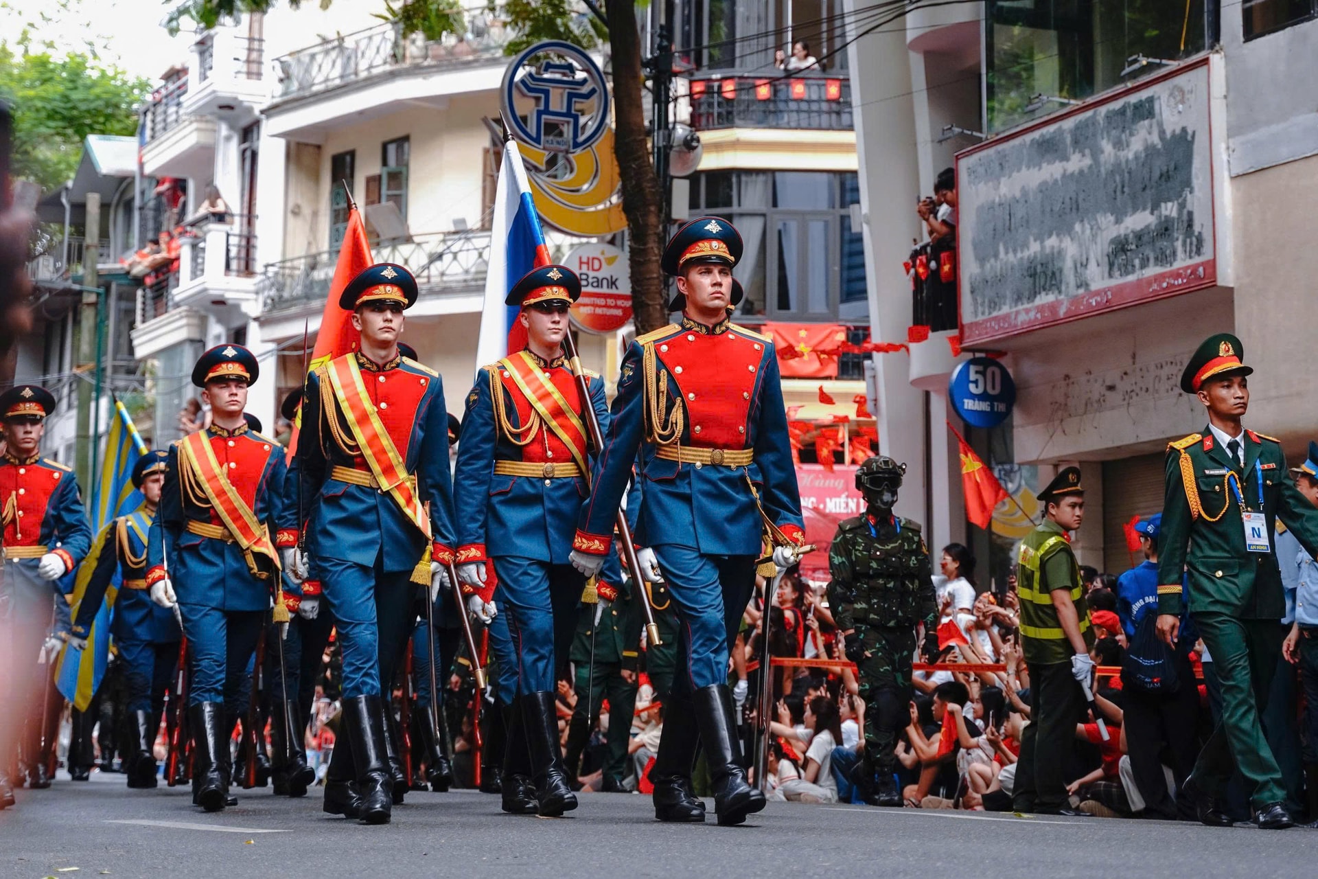 Trung úy, Khối trưởng Mikhailov Anton Vladimirovich (hàng đầu) cùng các quân nhân Nga trong lễ diễu binh. (Ảnh: Bảo Giang)
