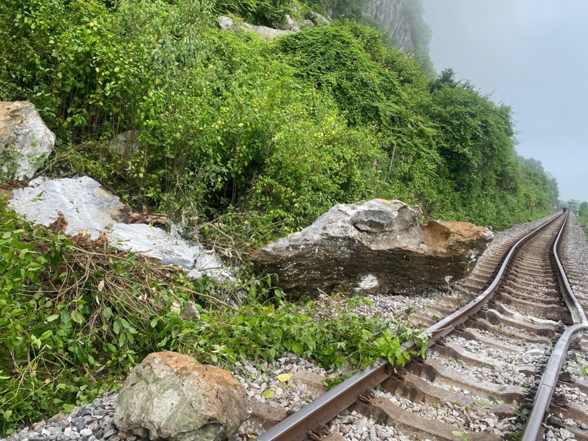 sạt lở đá xô lệch đường sắt qua quảng trị, tàu hỏa bắc - nam ách tắc hình ảnh 1 sat lo da xo lech duong sat qua quang tri, tau hoa bac - nam ach tac hinh anh 1