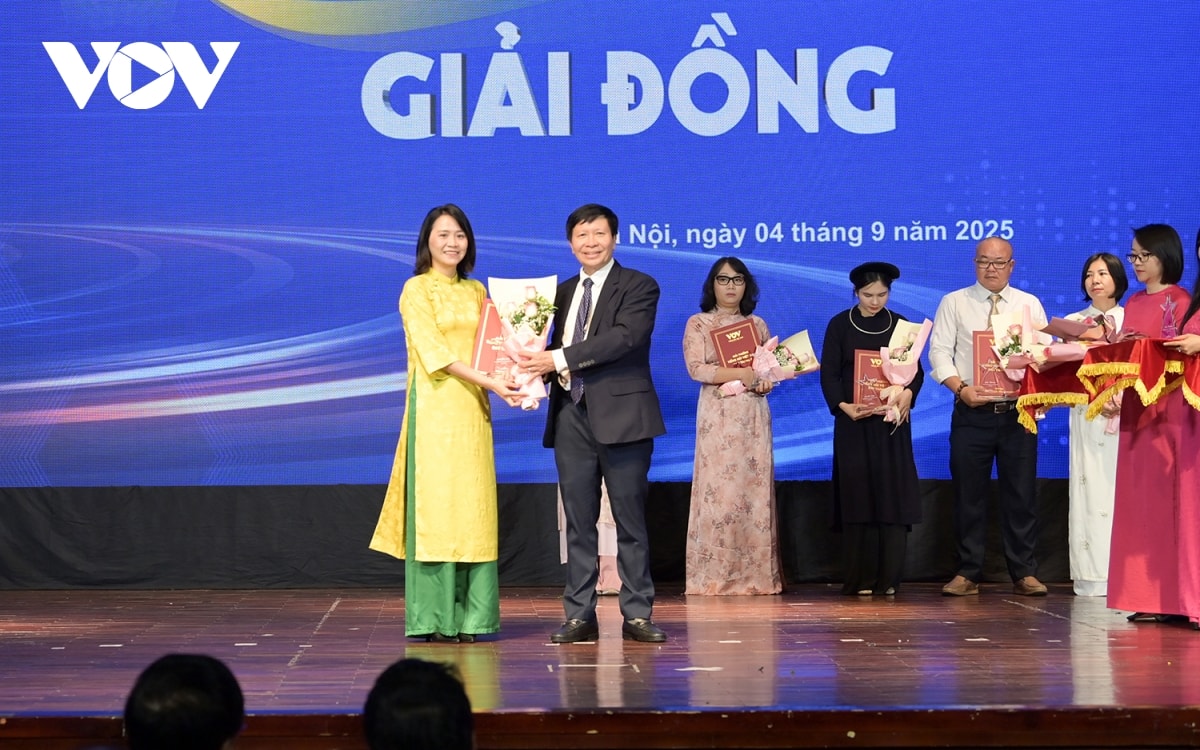 toan canh le trao giai tieng noi viet nam sao thang 9 nam 2025 hinh anh 15