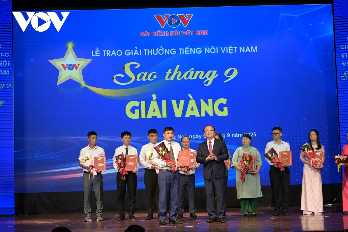 toan canh le trao giai tieng noi viet nam sao thang 9 nam 2025 hinh anh 10