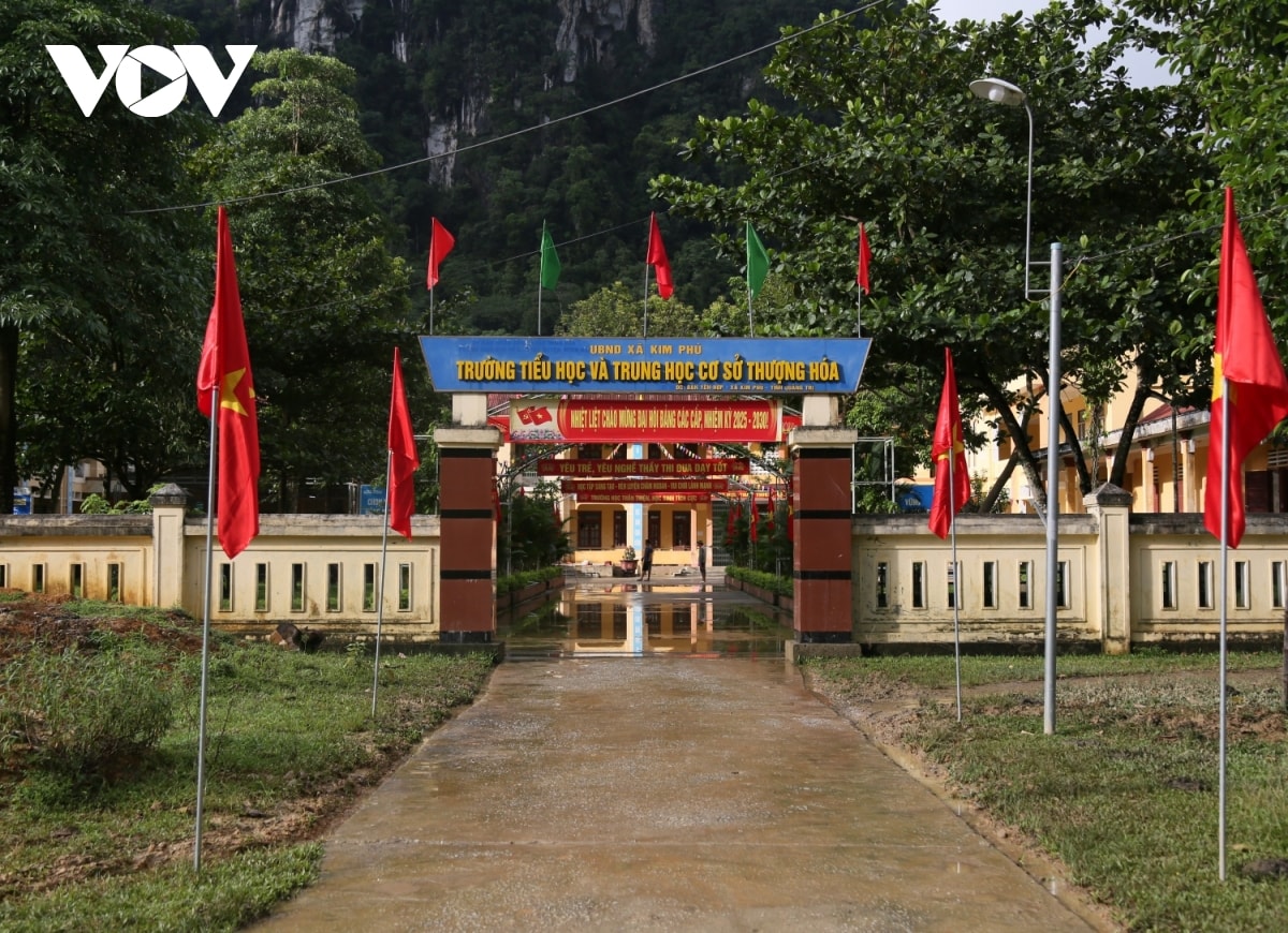 thay co di do vuot lu vao ban lang co lap de chuan bi khai giang nam hoc moi hinh anh 2
