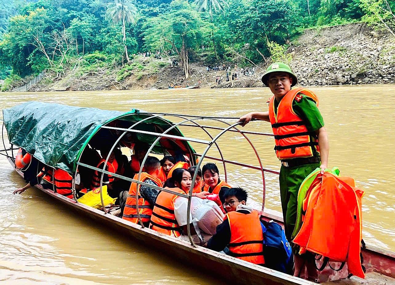 Công an xã Lượng Minh đưa học sinh đi khai giảng bằng thuyền. Ảnh: CTV