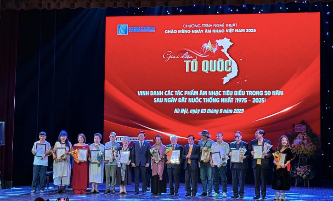 Ban tổ chức trao bằng vinh danh các tác phẩm âm nhạc tiêu biểu trong 50 năm sau ngày thống nhất đất nước.