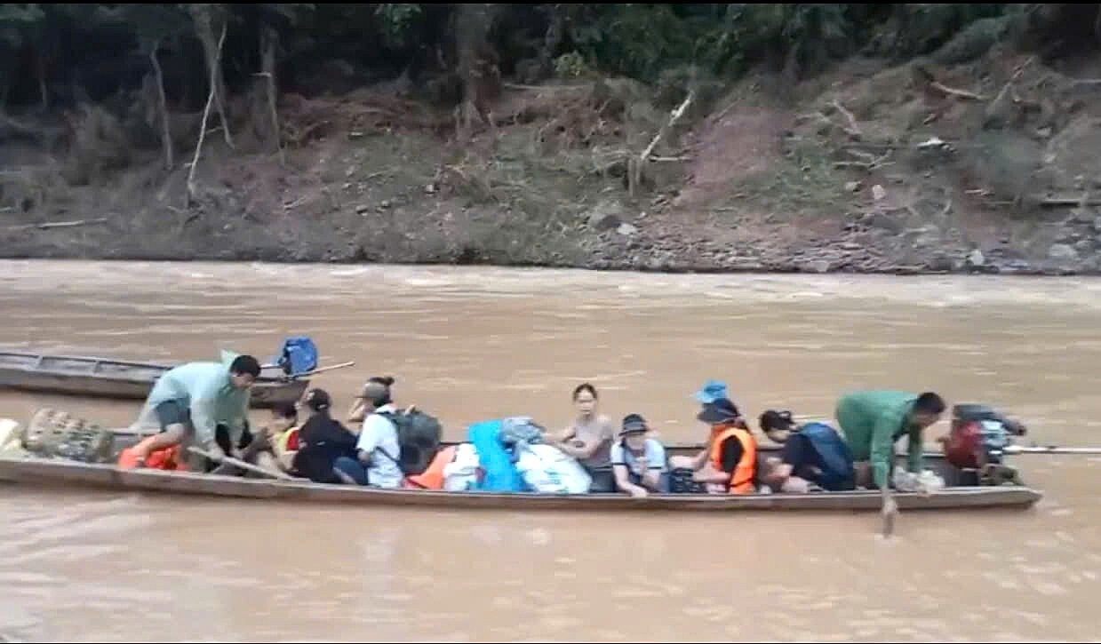Học sinh bản Cha Nga vượt sông Nậm Nơn đi khai giảng. Ảnh: CTV