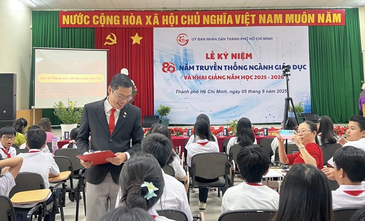 hon 2,5 trieu hoc sinh tu con Dao toi dat lien cua tp.hcm ron rang khai giang nam hoc moi hinh anh 6