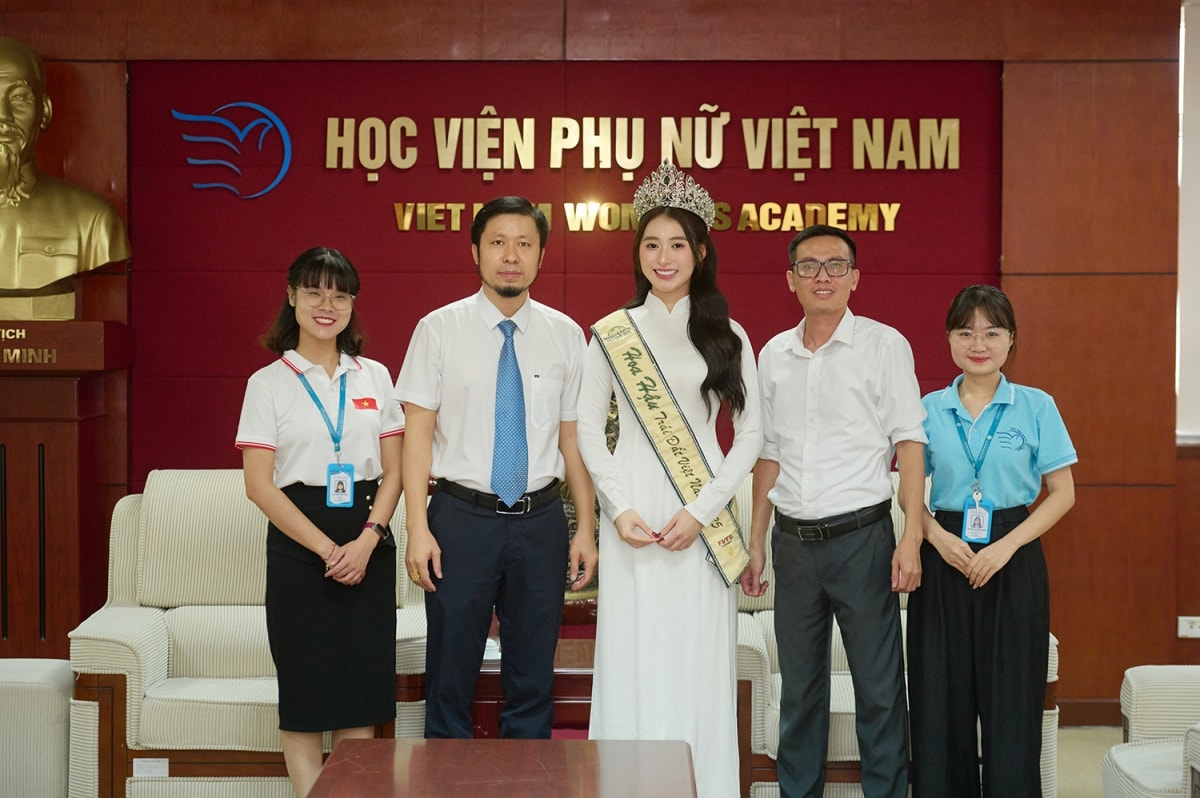 hoa hậu trâm anh tri ân thầy cô trong ngày khai giảng hình ảnh 1 hoa hau tram anh tri an thay co trong ngay khai giang hinh anh 1