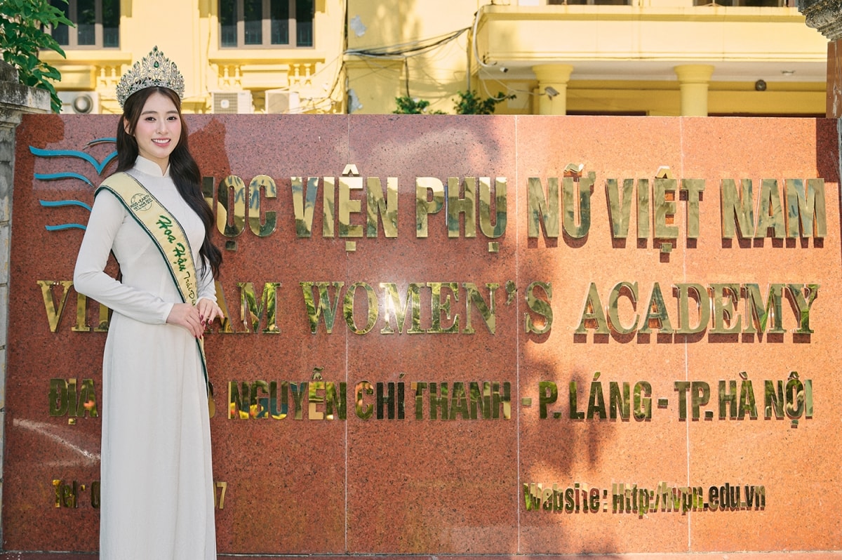 hoa hau tram anh tri an thay co trong ngay khai giang hinh anh 2