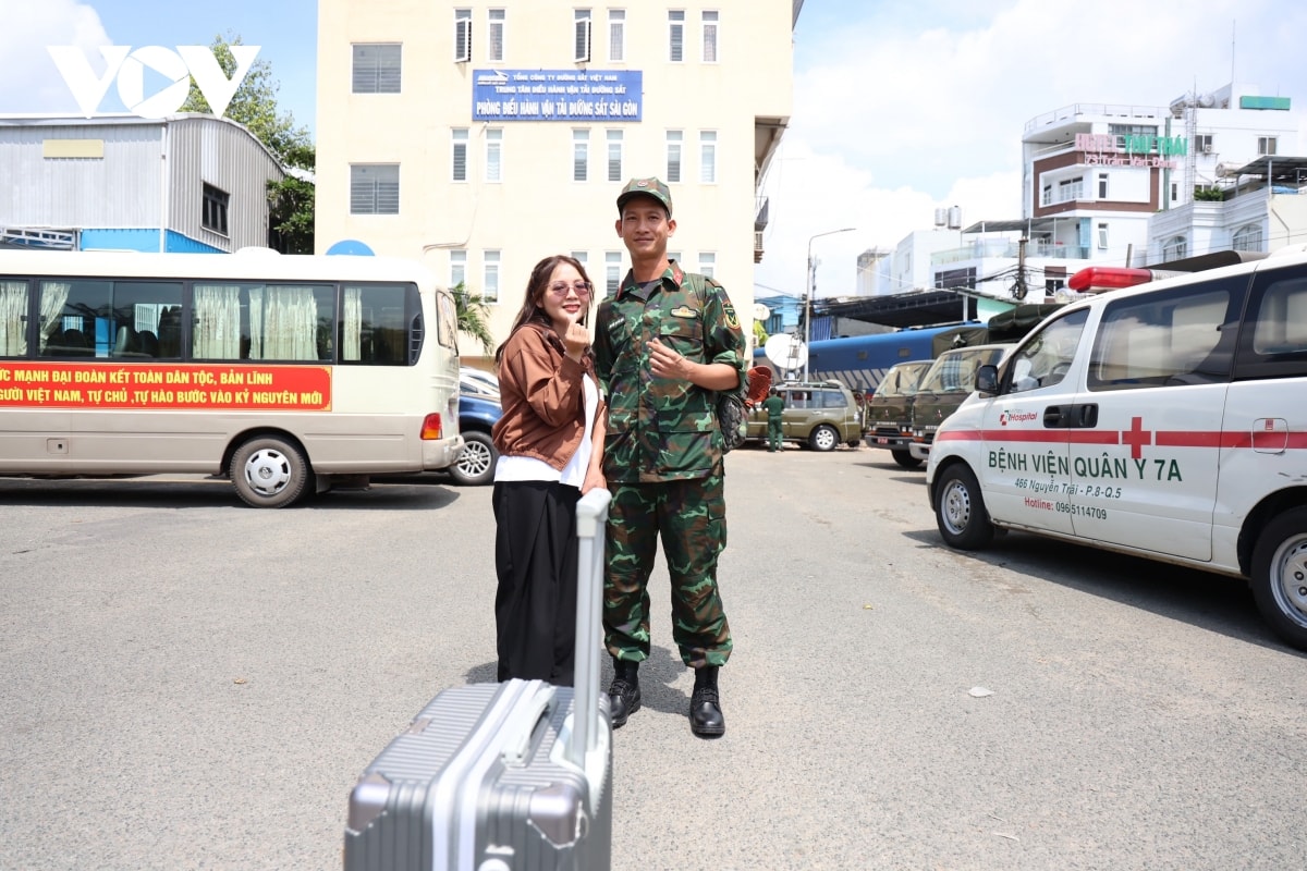 quan dan vo oa cam xuc tai le don can bo, chien si thuc hien a80 tro ve hinh anh 3