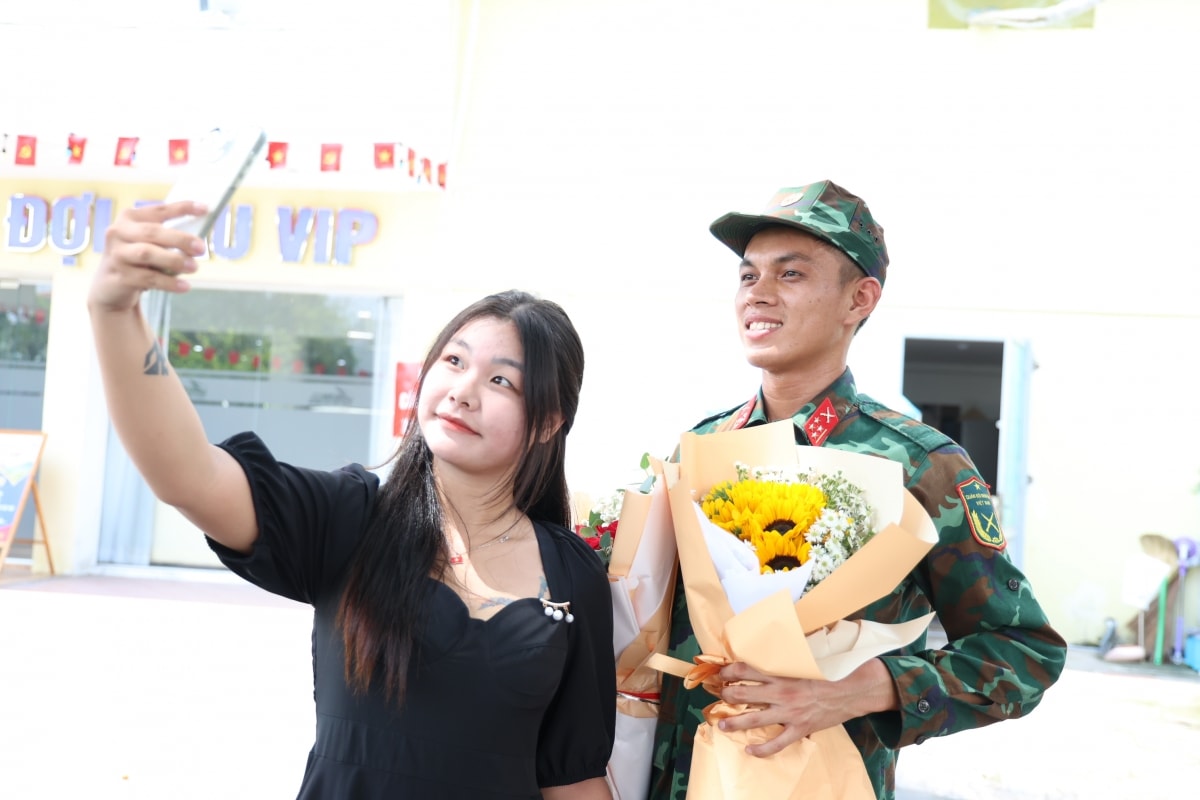 quan dan vo oa cam xuc tai le don can bo, chien si thuc hien a80 tro ve hinh anh 6