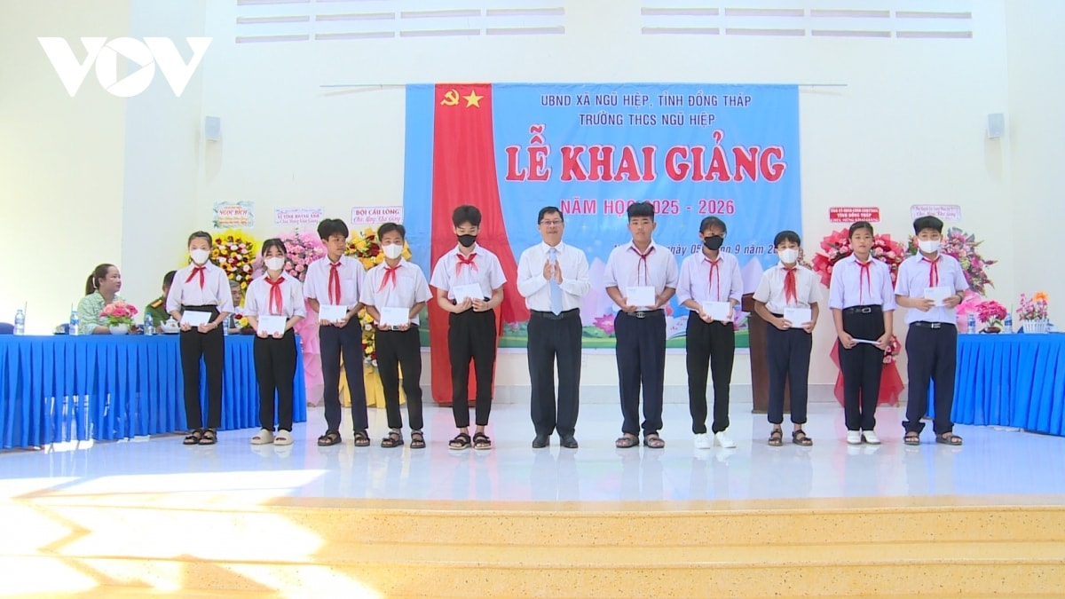 hàng triệu học sinh tại các tỉnh, thành trên cả nước nô nức khai giảng năm học mới hình ảnh 15 hang trieu hoc sinh tai cac tinh, thanh tren ca nuoc no nuc khai giang nam hoc moi hinh anh 15