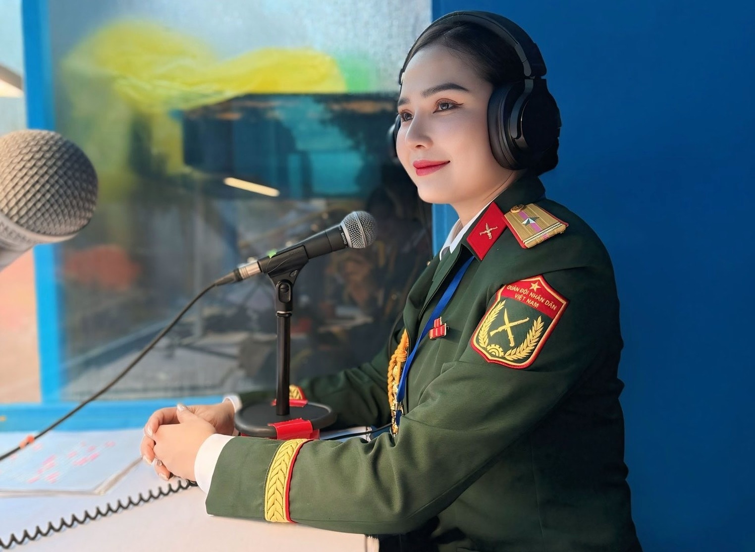 Thiếu tá Trần Thị Ngọc Vũ là nữ MC được giao nhiệm vụ dẫn chương trình tại đại lễ. Điều đặc biệt khi trước đó, cô là một trong những MC thuyết minh tại Lễ kỷ niệm 50 năm Giải phóng miền Nam, thống nhất đất nước (nhiệm vụ A50).
