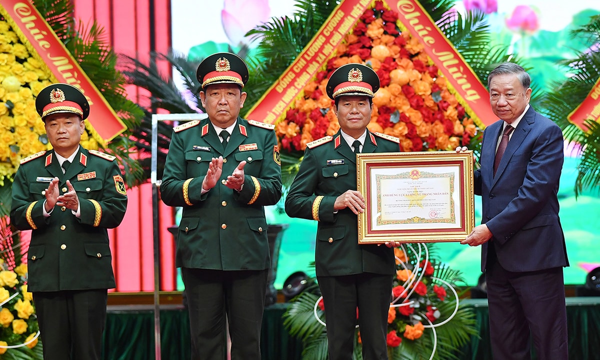 Tổng Bí thư Tô Lâm trao danh hiệu Anh hùng Lực lượng Vũ trang Nhân dân cho Bộ Tổng Tham mưu Quân đội Nhân dân Việt Nam. (Ảnh: Báo Quân đội Nhân dân)
