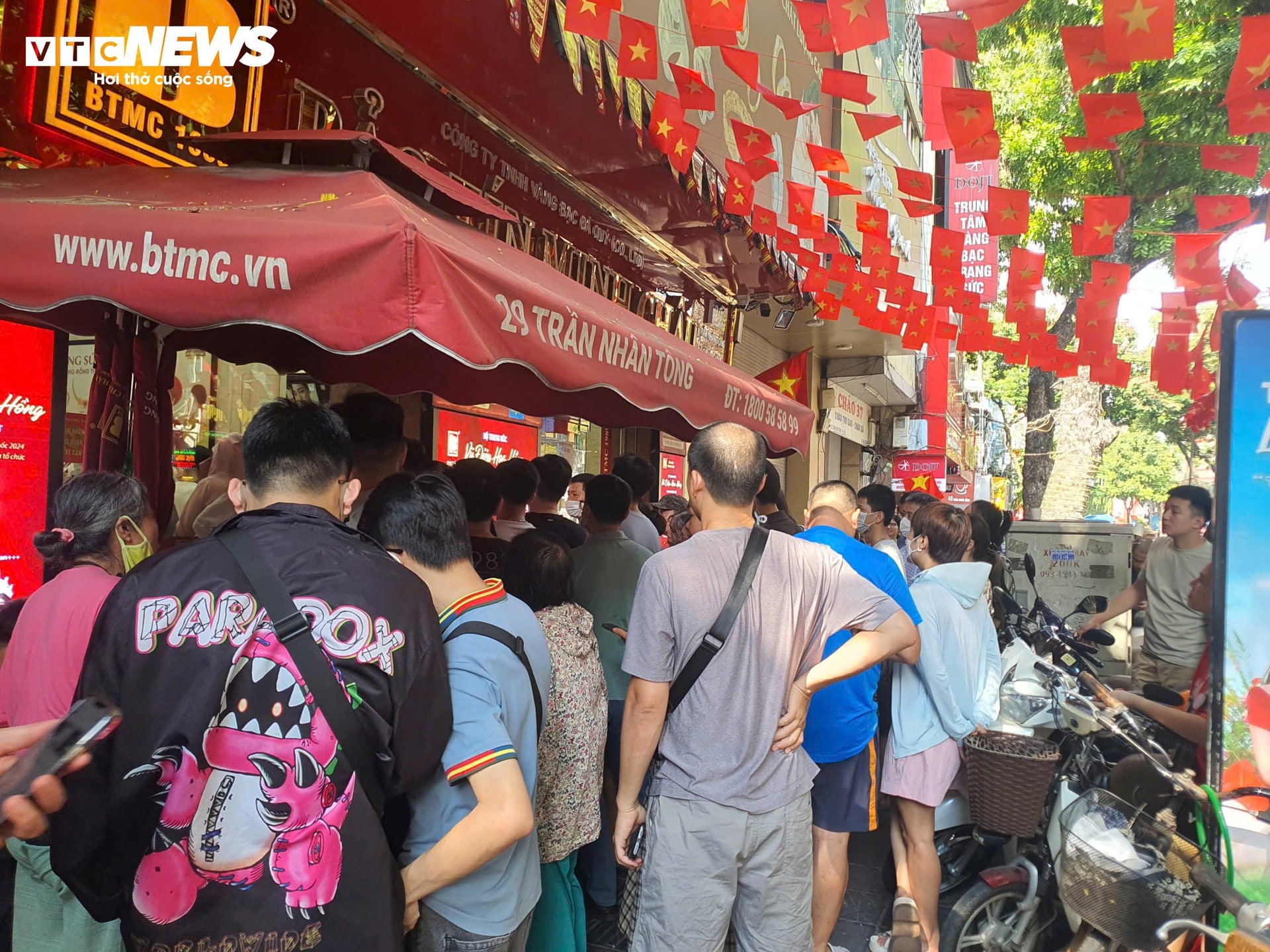 Nhiều cửa hàng vàng đông khách chờ giao dịch ngay từ đầu giờ sáng.