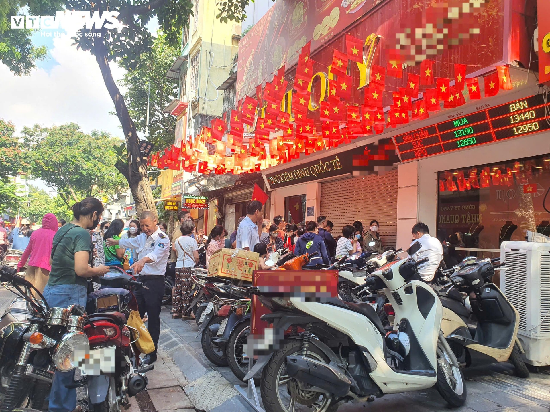 Nhiều lúc nhân viên bảo vệ phải giải thích với khách việc hạn chế bán vàng để khách không phải xếp hàng chờ lâu.