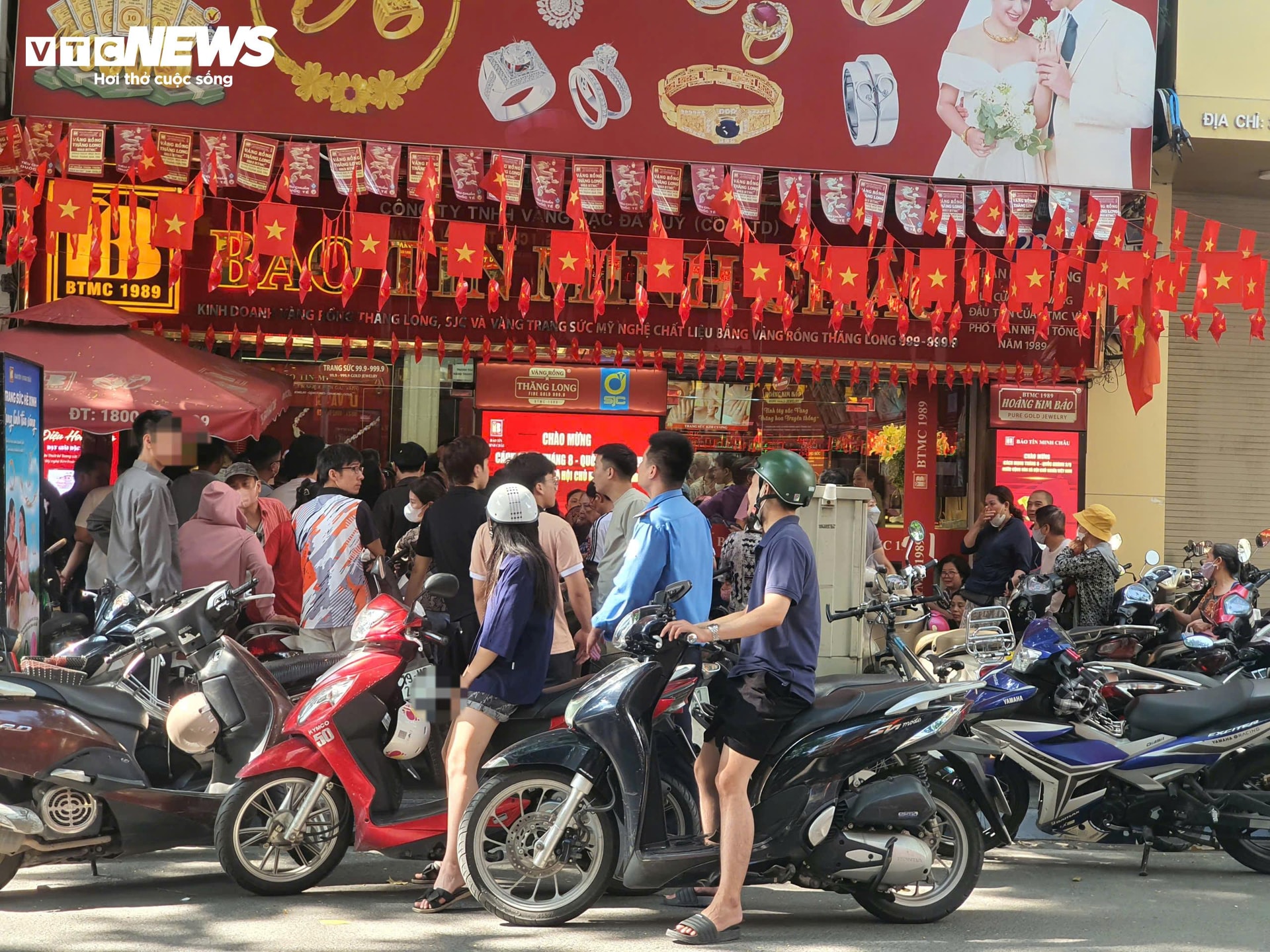 Rất đông khách đến mua vàng tại Bảo Tín Minh Châu sáng 6/9.
