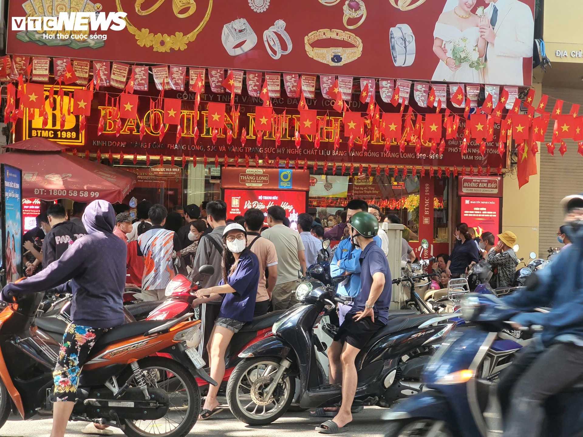 Không ít khách thất vọng khi thấy phải chờ quá lâu hoặc cửa hàng hết vàng.