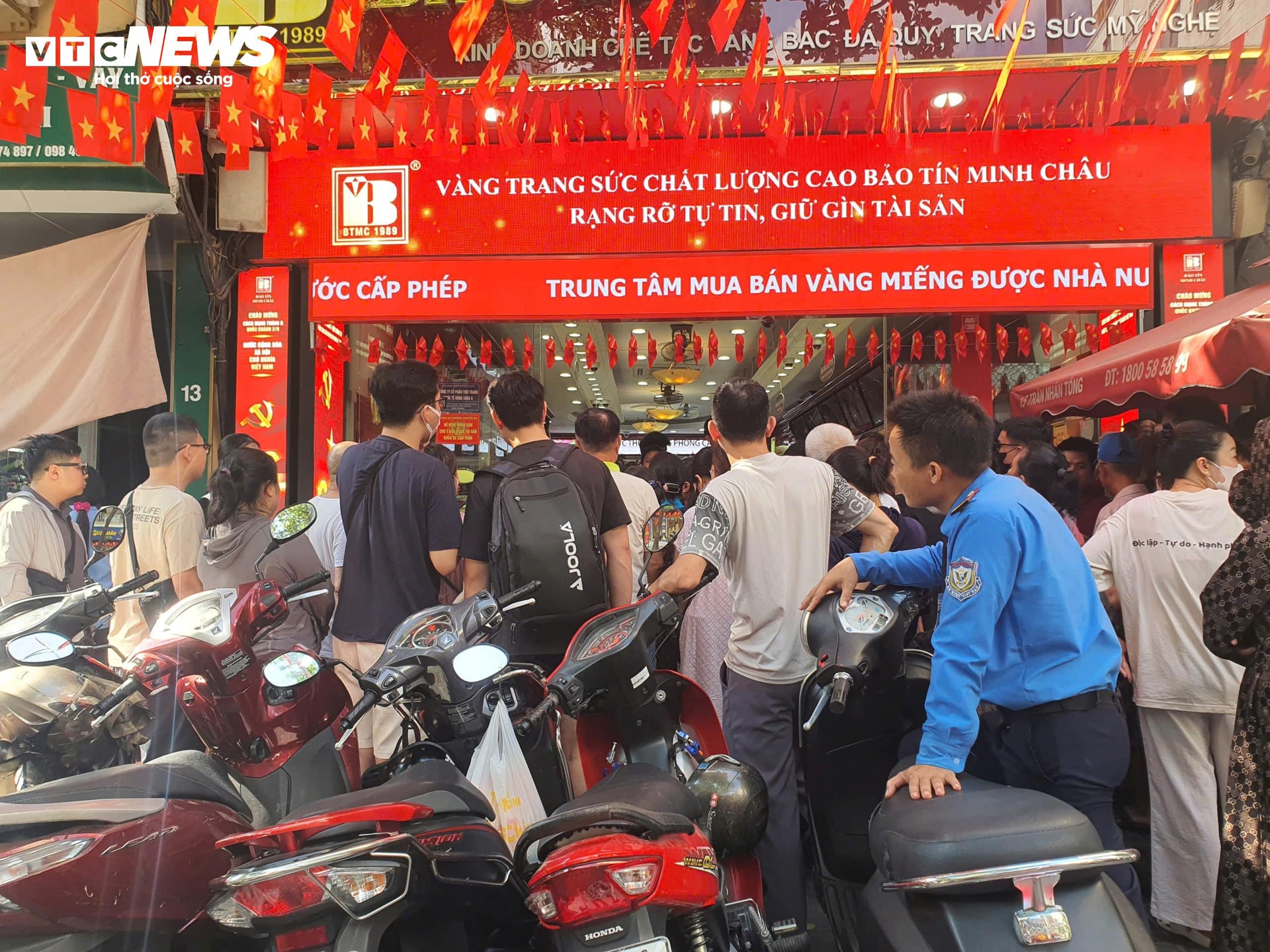 Nhân viên trong xe, bảo vệ làm việc hết công suất.