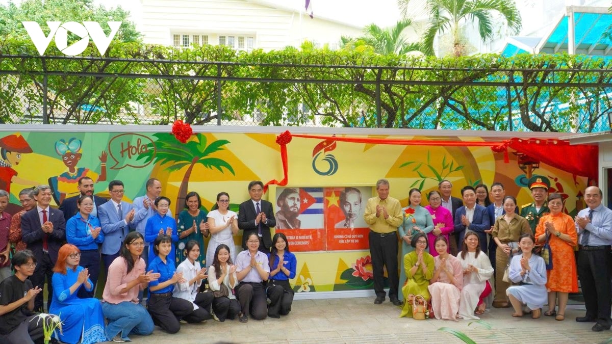 tranh tường độc đáo ghi dấu tình bạn việt nam - cuba giữa lòng thành phố mang tên bác hình ảnh 3 tranh tuong doc dao ghi dau tinh ban viet nam - cuba giua long thanh pho mang ten bac hinh anh 3