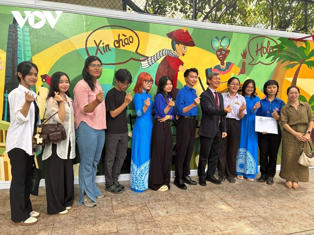 tranh tường độc đáo ghi dấu tình bạn việt nam - cuba giữa lòng thành phố mang tên bác hình ảnh 4 tranh tuong doc dao ghi dau tinh ban viet nam - cuba giua long thanh pho mang ten bac hinh anh 4