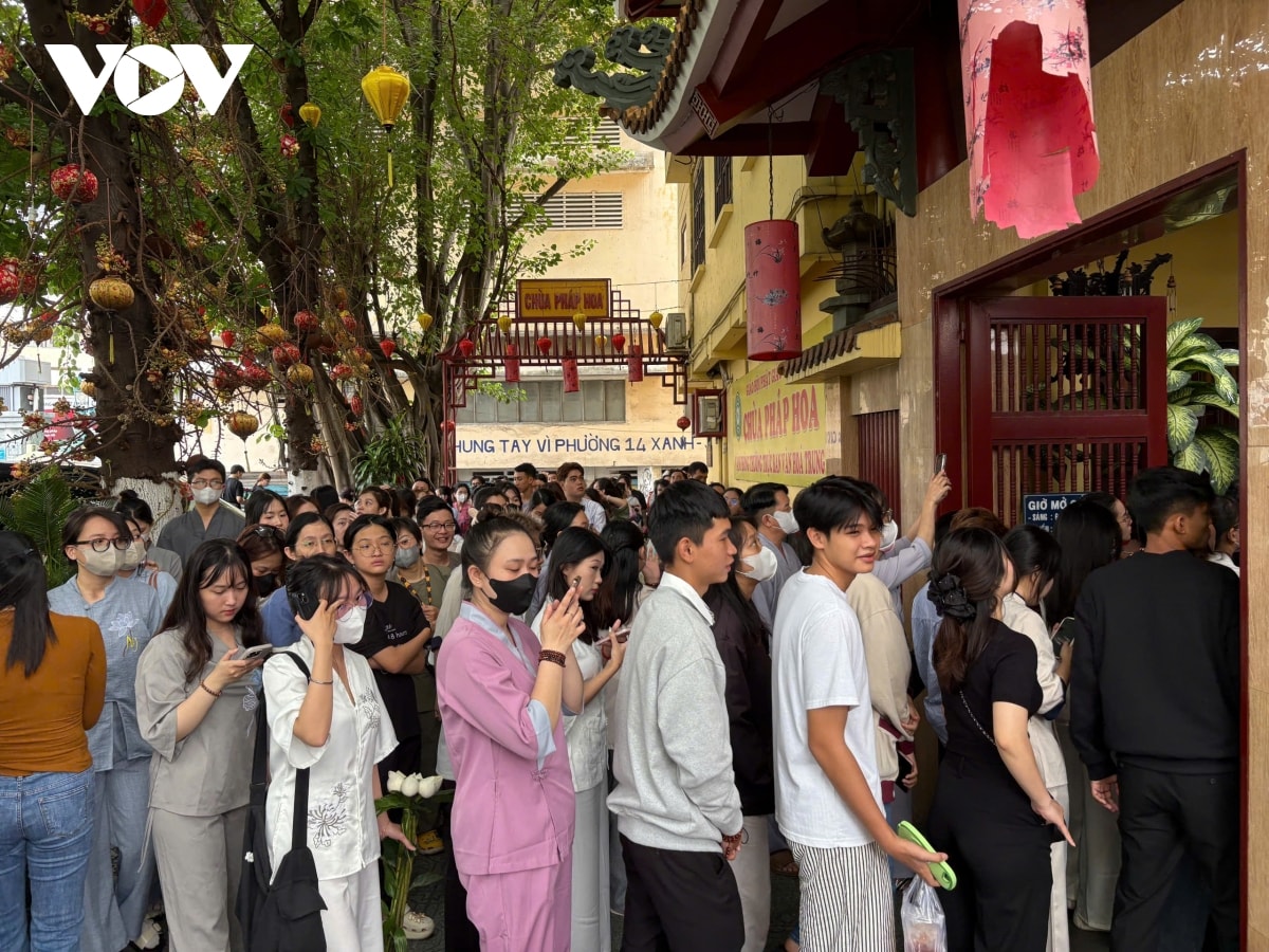 lễ vu lan, đông đảo người dân tp.hcm đến chùa dâng hương, cầu an hình ảnh 5 le vu lan, dong dao nguoi dan tp.hcm den chua dang huong, cau an hinh anh 5