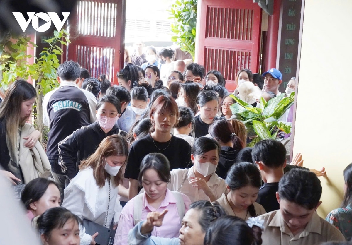 lễ vu lan, đông đảo người dân tp.hcm đến chùa dâng hương, cầu an hình ảnh 4 le vu lan, dong dao nguoi dan tp.hcm den chua dang huong, cau an hinh anh 4