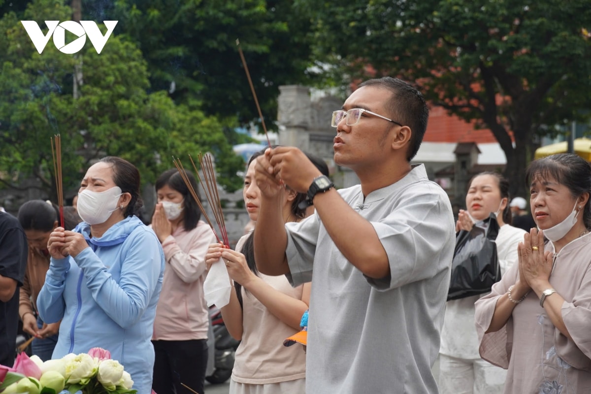 lễ vu lan, đông đảo người dân tp.hcm đến chùa dâng hương, cầu an hình ảnh 3 le vu lan, dong dao nguoi dan tp.hcm den chua dang huong, cau an hinh anh 3