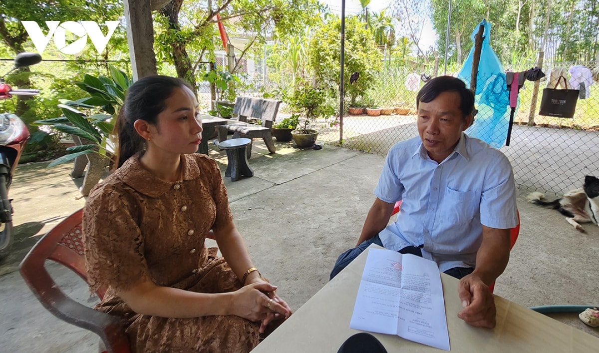 xu ly cham ho so, can bo xa den tan nha xin loi dan hinh anh 1
