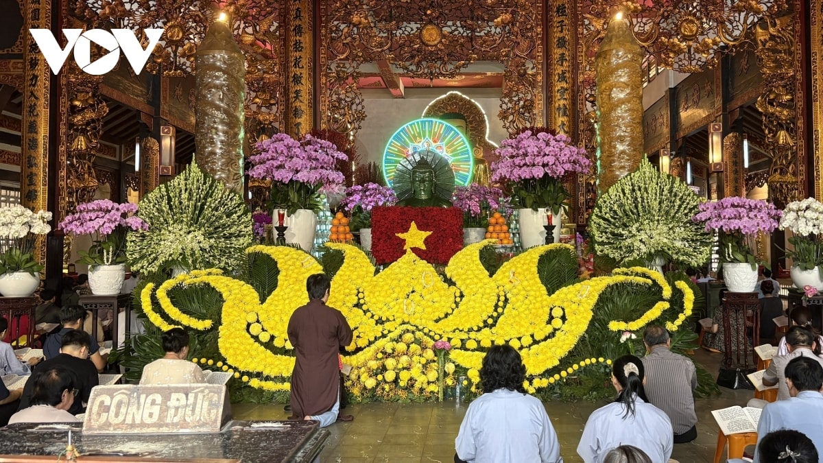 lễ vu lan, đông đảo người dân tp.hcm đến chùa dâng hương, cầu an hình ảnh 1 le vu lan, dong dao nguoi dan tp.hcm den chua dang huong, cau an hinh anh 1