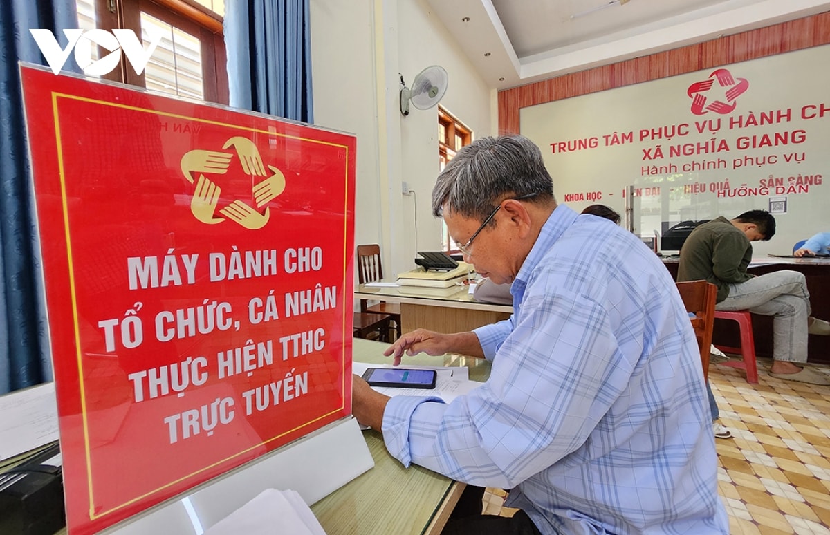 xu ly cham ho so, can bo xa den tan nha xin loi dan hinh anh 3