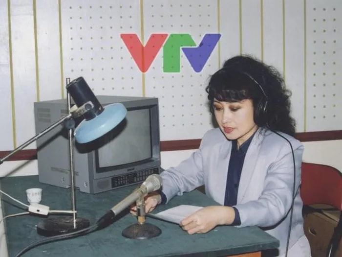Không chỉ dẫn Thời sự, Kim Tiến còn để lại dấu ấn đậm nét trong lĩnh vực thuyết minh phim, đặc biệt với