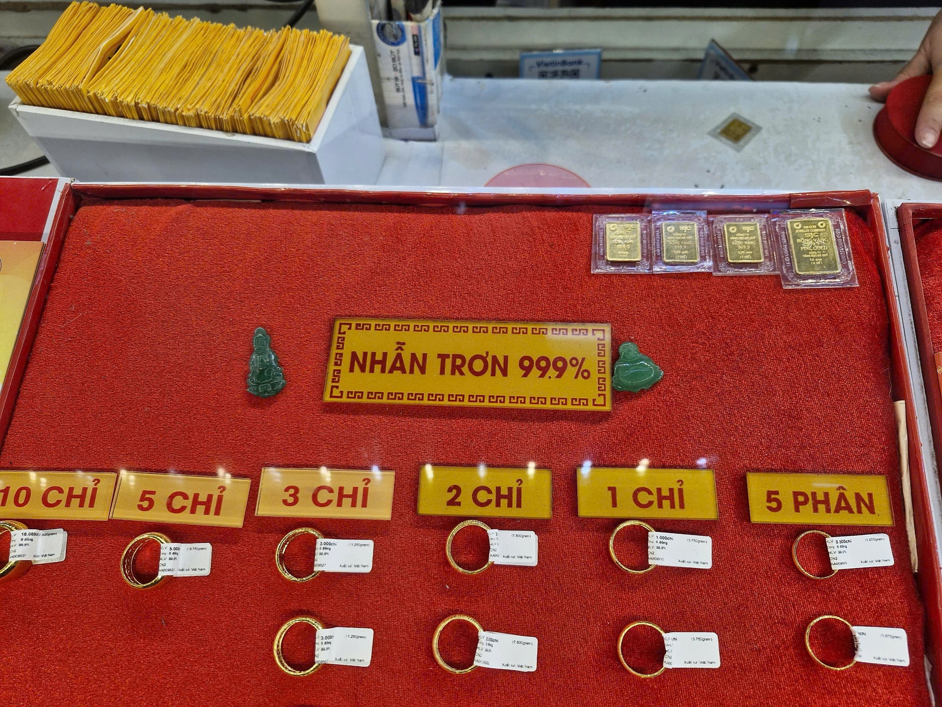 Sau kỳ nghỉ lễ Quốc khánh 2/9, giá vàng trong nước liên tục tăng mạnh, ngày sau xô đổ kỷ lục của ngày trước.