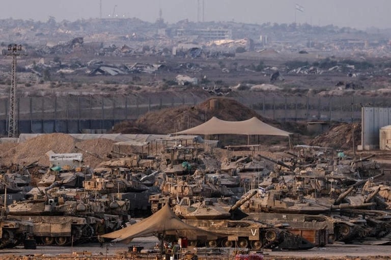 Xe tăng Israel tập kết tại biên giới. (Ảnh: Reuters)