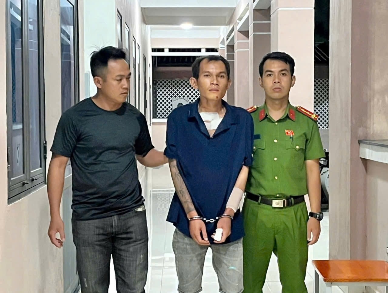 Khởi tố, bắt giam Nguyễn Văn Ty (giữa) - kẻ sát hại Thiếu tá Nguyễn Đông Cánh (Ảnh: CACC)