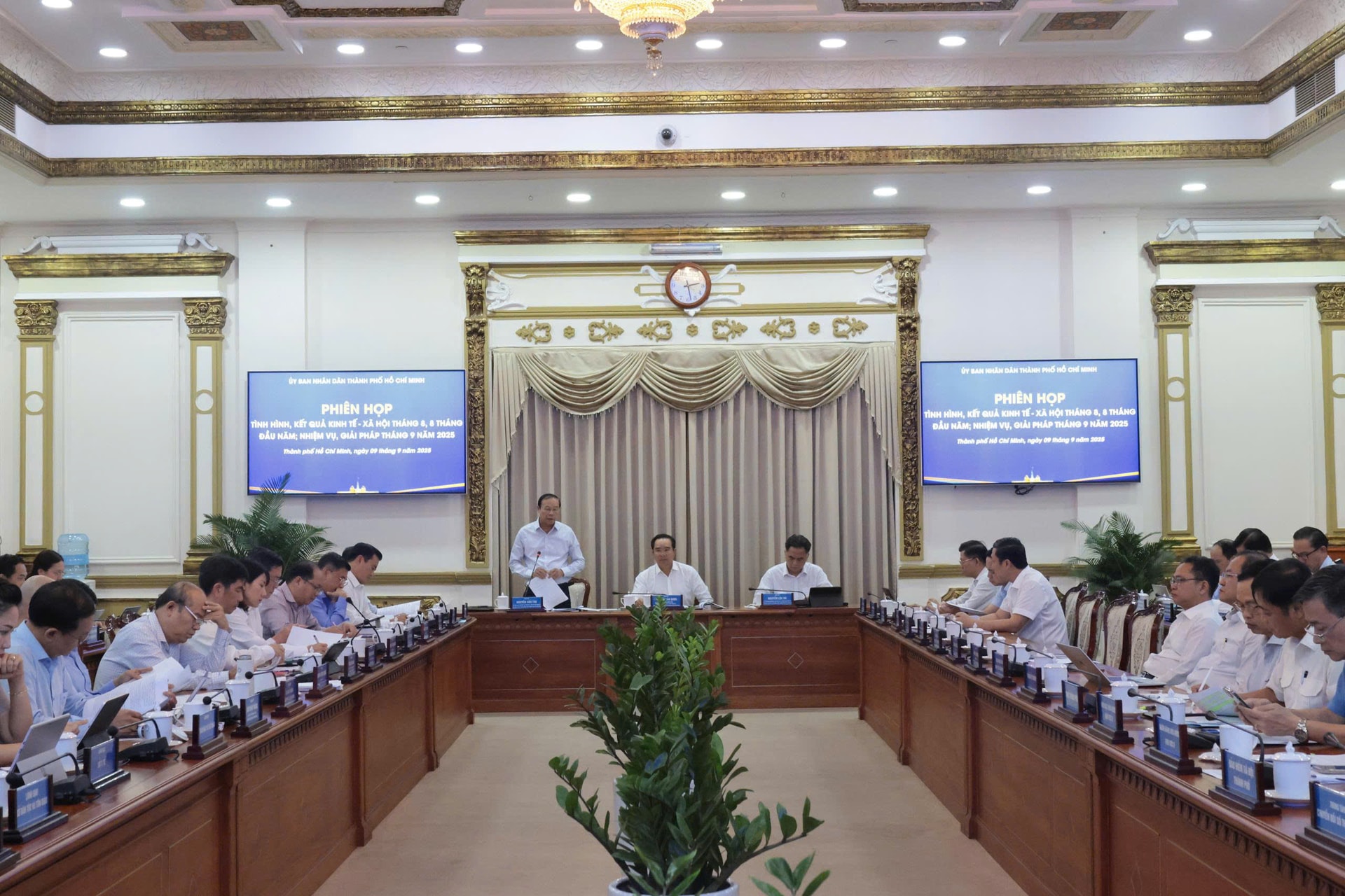 Phiên họp kinh tế xã hội chiều 9/9.