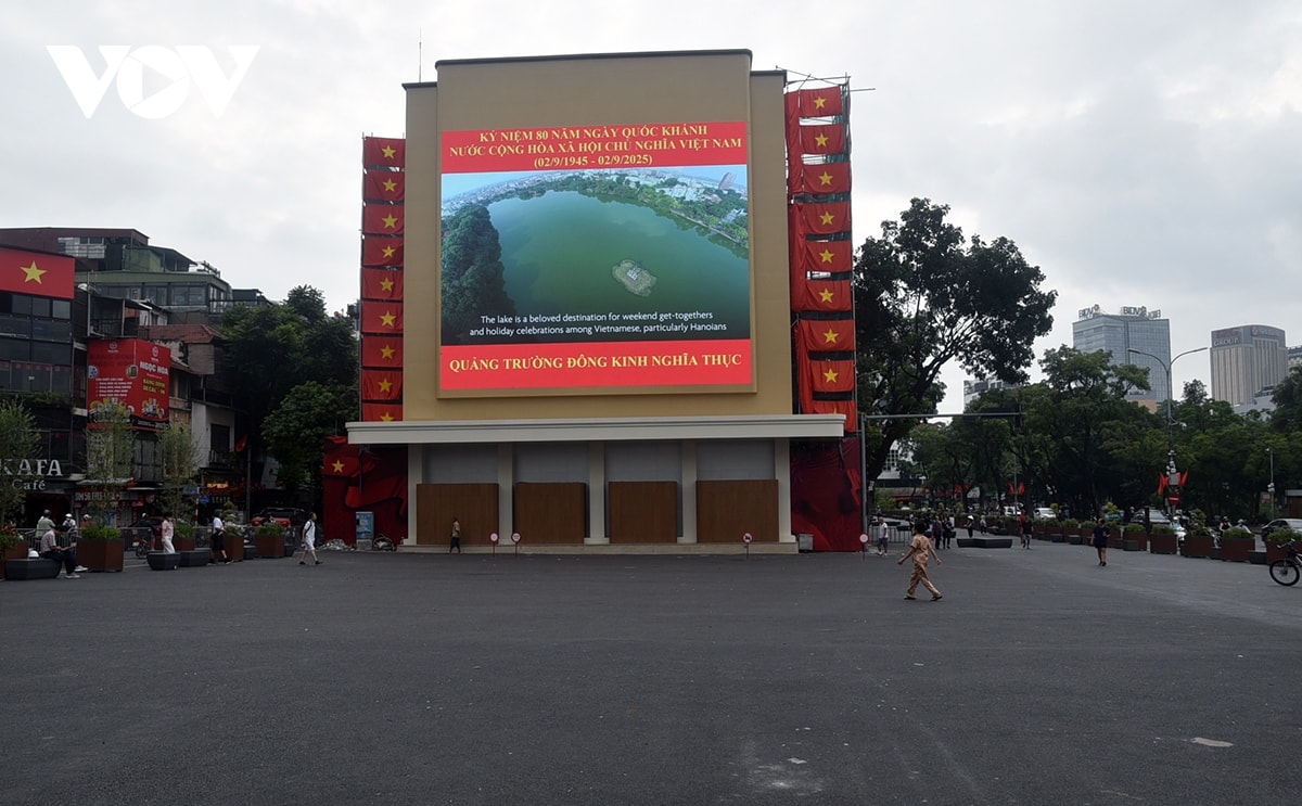 quang truong Dong kinh nghia thuc khoac ao moi sau khi chinh trang hinh anh 2
