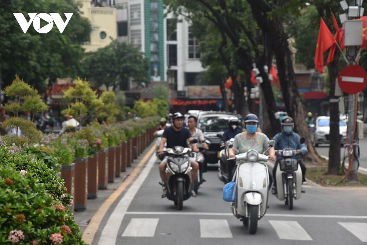 quang truong Dong kinh nghia thuc khoac ao moi sau khi chinh trang hinh anh 9
