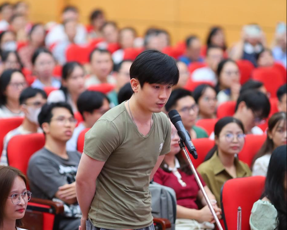 Tân bác sĩ Đinh Duy Khương (top 4 điểm cao) là một trong những cái tên nhận được nhiều sự chú ý trong buổi chọn chuyên ngành nội trú. Duy Khương gây ấn tượng với gương mặt sáng, đường nét điển trai, cộng thêm vóc dáng cao ráo, vạm vỡ. Tân bác sĩ lựa chọn chuyên ngành Phẫu thuật tạo hình.