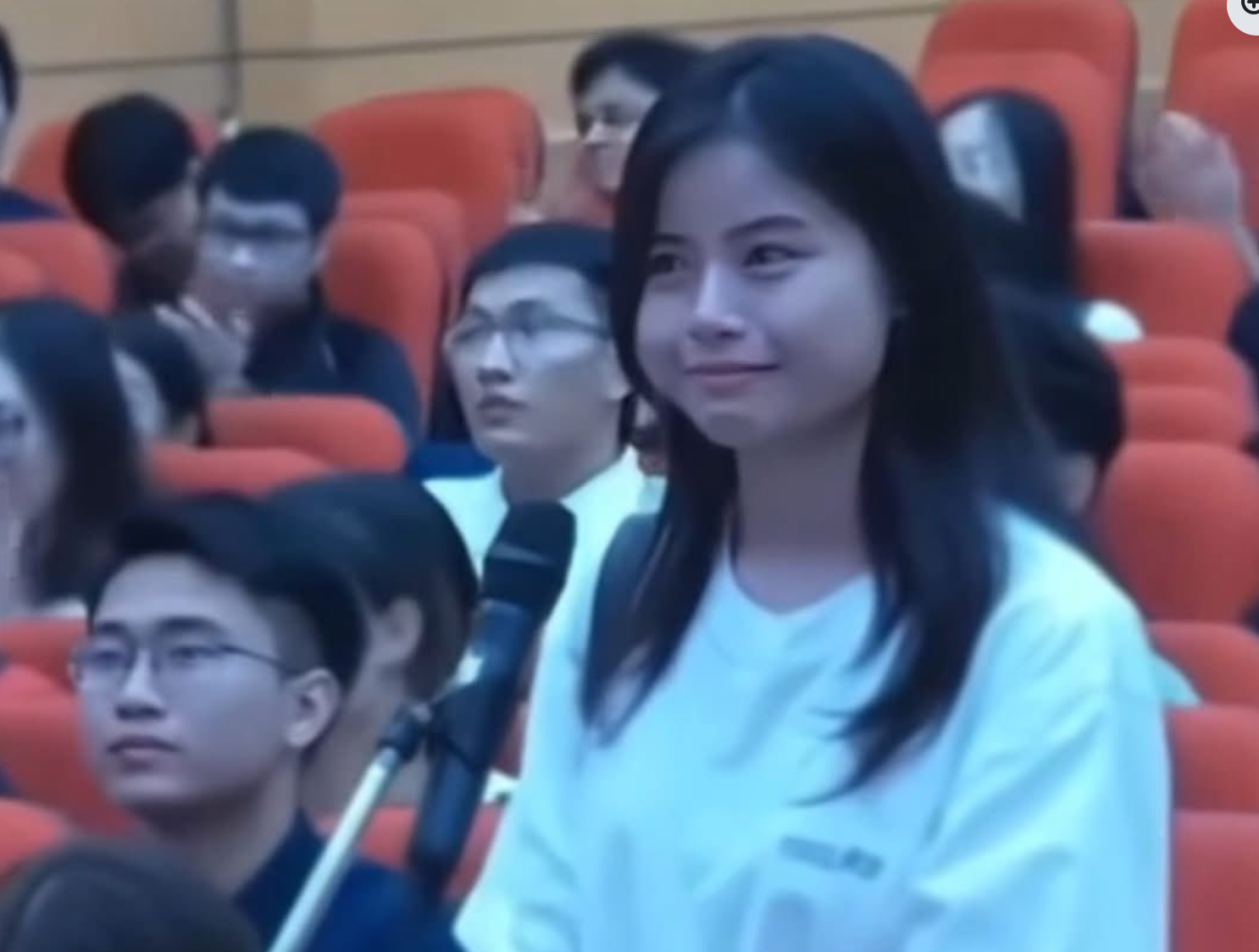 Bác sĩ nội trú Phan Quỳnh Anh, cô gái rưng rưng ngay giây phút quyết định chọn chuyên ngành Nhãn khoa cũng nhận được nhiều chú ý vì nhãn sắc quá đỗi ngọt ngào.