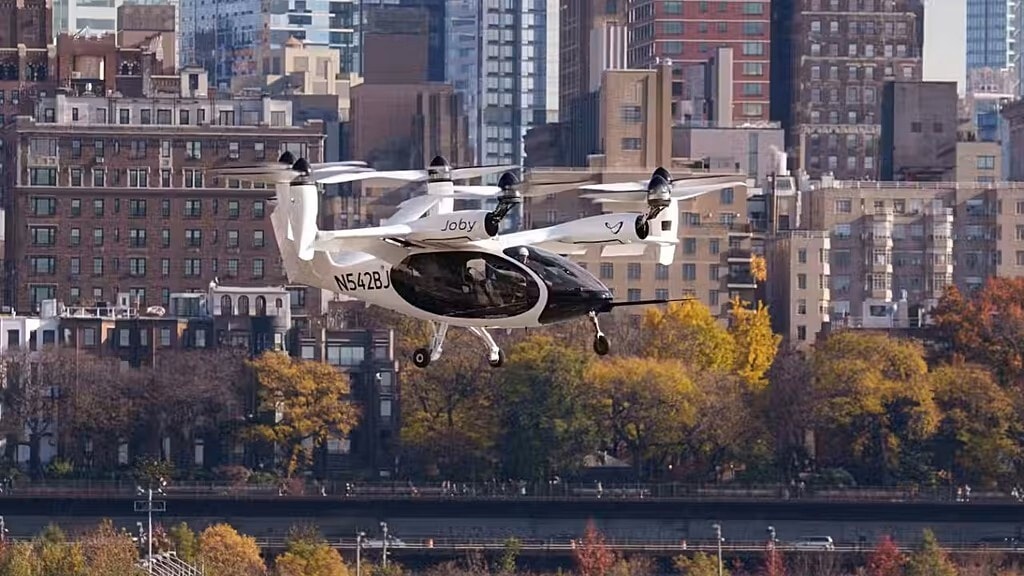 Máy bay điện Joby eVTOL bay qua đô thị. (Nguồn: Joby)